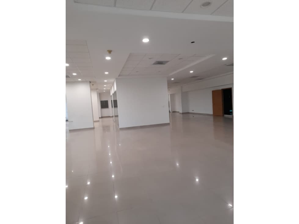 SE ARRIENDA O VENTA OFICINA EN EL POBLADO — foto 1