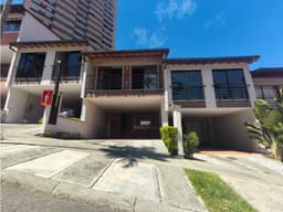 Casa Moderna 2 Niveles en Arriendo Envigado Cumbres, semi amoblada