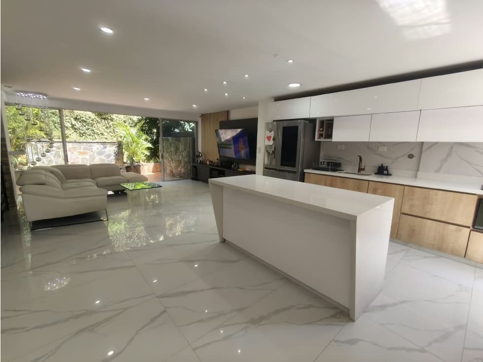 Casa Remodelada en Arriendo, Poblado, Altos del Poblado. — foto 1