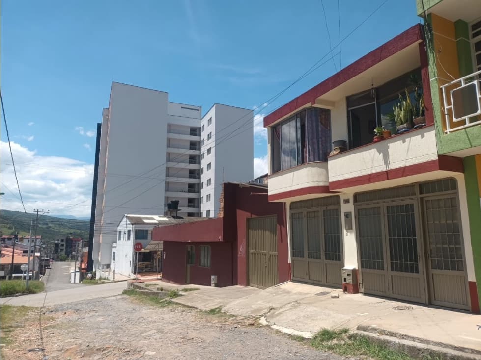 SE VENDE CASA DE DOS NIVELES BARRIO TRAPICHE — foto 1