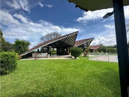 Chalet para uso residencial o vacacional en venta, via Montenegro