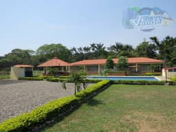HERMOSA CASA CAMPESTRE EN VIA ACACIAS, SE RECIBE EL 40% EN PERMUTA CON VALOR COMERCIAL