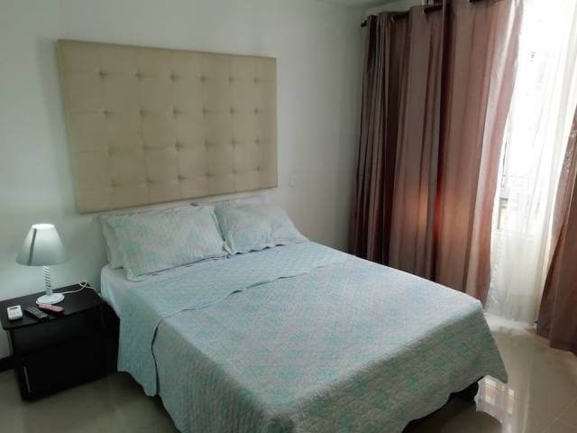 AMPLIO APARTAMENTO AMOBLADO. NORTE BARRIO LA FLORA — foto 1