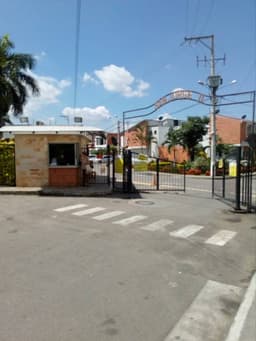 VENDO HERMOSA CASA EN CONJUNTO CERRADO DE GIRON