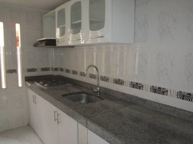 3 alcobas, un bano,cocina semiintegral,patio de ropas ,parqueo comunal — foto 6