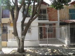 CASA DE 90 MTS2 EN BALCONES DEL LIBERTADOR.