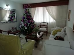 HERMOSA CASA INDEPENDIENTE CON RENTA – BARRIO CAPRI