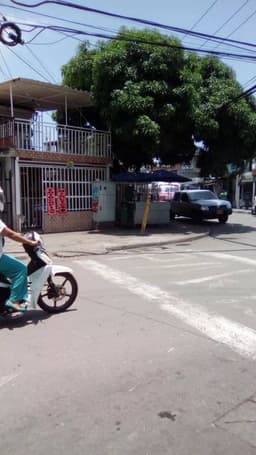 Casa esquinera, brisas de los alamos, comuna 2, estrato3, via principal, frente a parque principal.