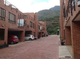 casa en cota 170mts tres habitaciones terraza BBQ se recibe menor valor bogota