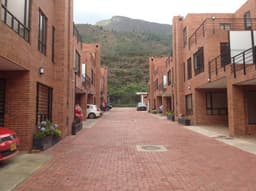 casa en cota 170mts tres habitaciones terraza BBQ se recibe menor valor bogota