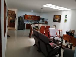PRÍNCIPE, SE VENDE CASA BIFAMILIAR DE TRES PISOS