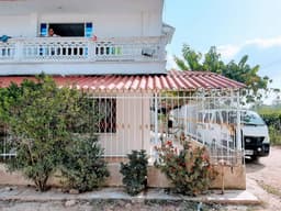 Venta de Casa en Turbaco, esquinera amplia con 2 apartamentos en el segundo piso
