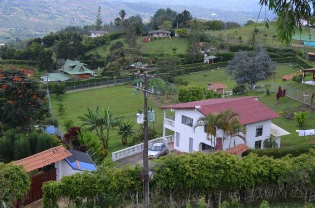Venta de hermosa casa en Parcelacion Monterrico — foto 1