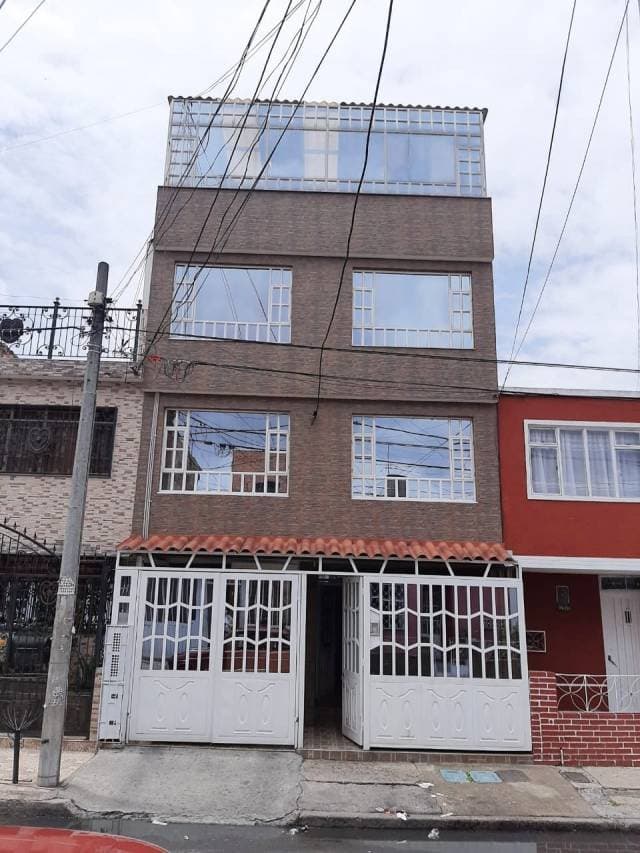 Gran oportunidad de inversión Kennedy-California Casa de 4 pisos con 5 apartamentos