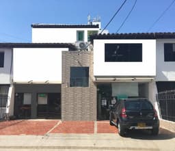 Venta de Casa amplia en Manga comercial de 3 pisos