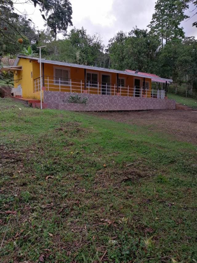 Venta de casa sobre la via en Charala, terreno de 1435 mts2
