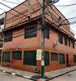 Casa esquinera de tres pisos, ubicada en el barrio El Vallado