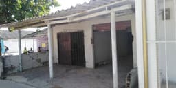 Casa lote con 2 locales sobre la calle la Cordialidad en La Sierrita