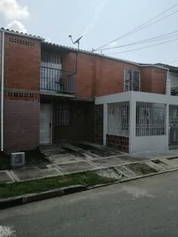 Casa de dos pisos esquinera en Bonanza