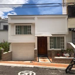 Hermosa Casa en La Floresta, Reformada, dos plantas