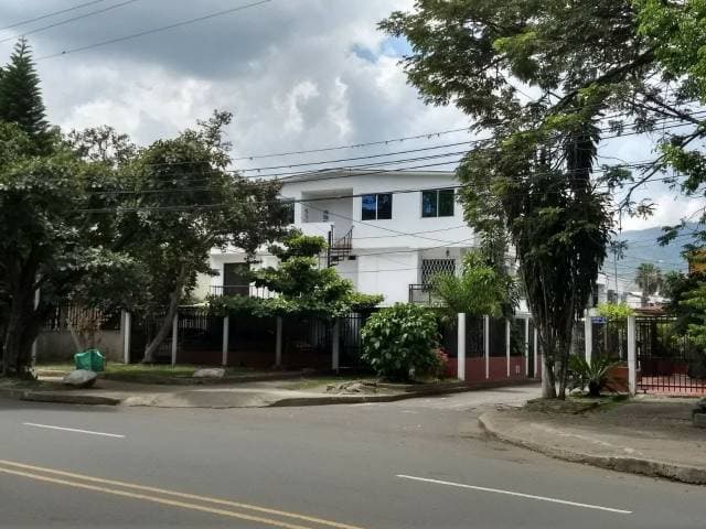 Venta de amplia Casa en Cali esquinera — foto 1