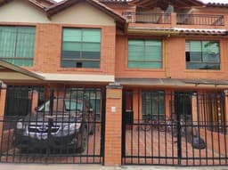 Venta casa de 3 pisos, 4 alcobas 4 baños en Cota Cundinamarca
