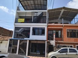 Casa de cuatro pisos con 7 Apartamentos rentando, barrio el Rodeo