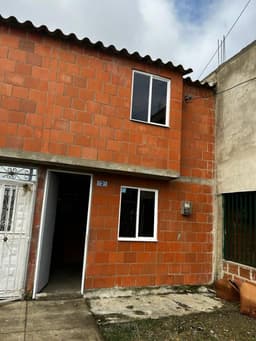 CASA de dos pisos en Ciudadela Las Flores