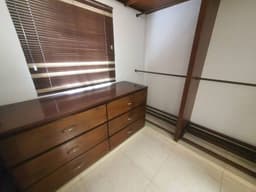 BUENOS AIRES, SE VENDE CASA UNIFAMILIAR DE 3 PISOS