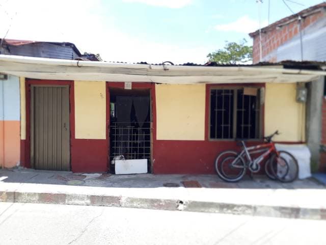 VENDO CASA A UN LADO DE PARQUE UKUMARI — foto 1