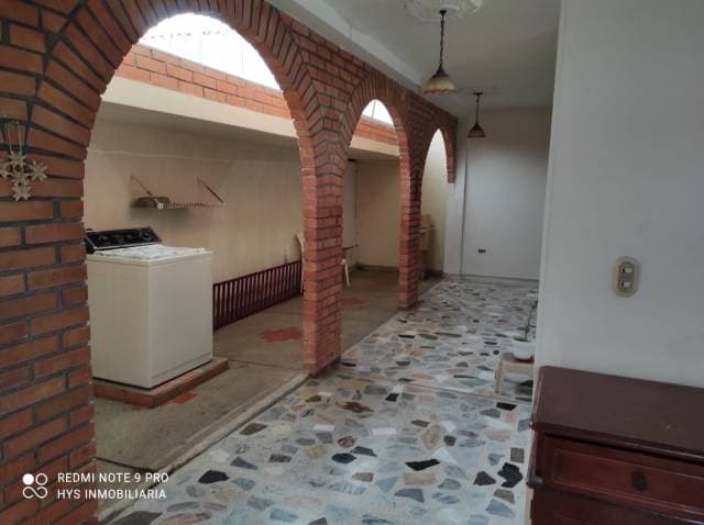SE VENDE ESPACIOSA CASA CON UN ÁREA DE 295 M2 CONSTRUIDOS CERCA AL HOSTAL LA SERRANA - SOCORRO