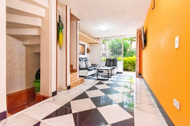 HERMOSA CASA DE 3 PISOS — foto 2