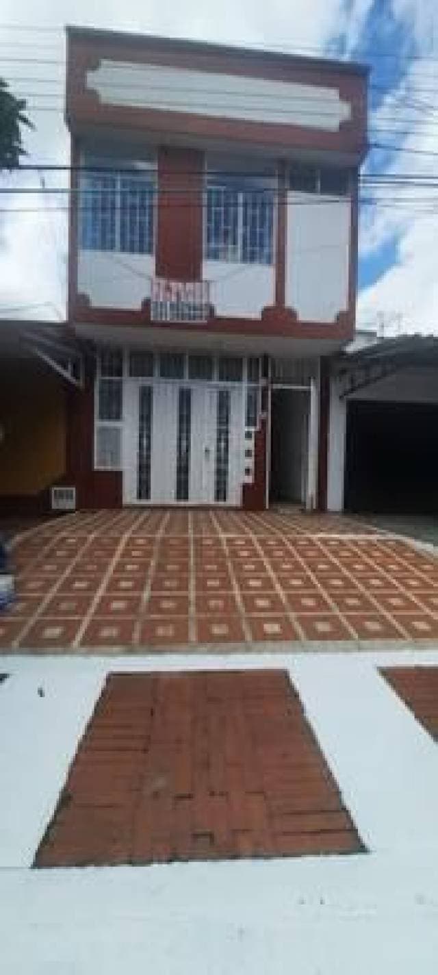 RENTABLE Y CÓMODA CASA BIFAMILIAR — foto 1