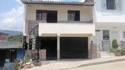Casa de 2 Plantas Independientes Obra Blanca en estuco y enchape frontal