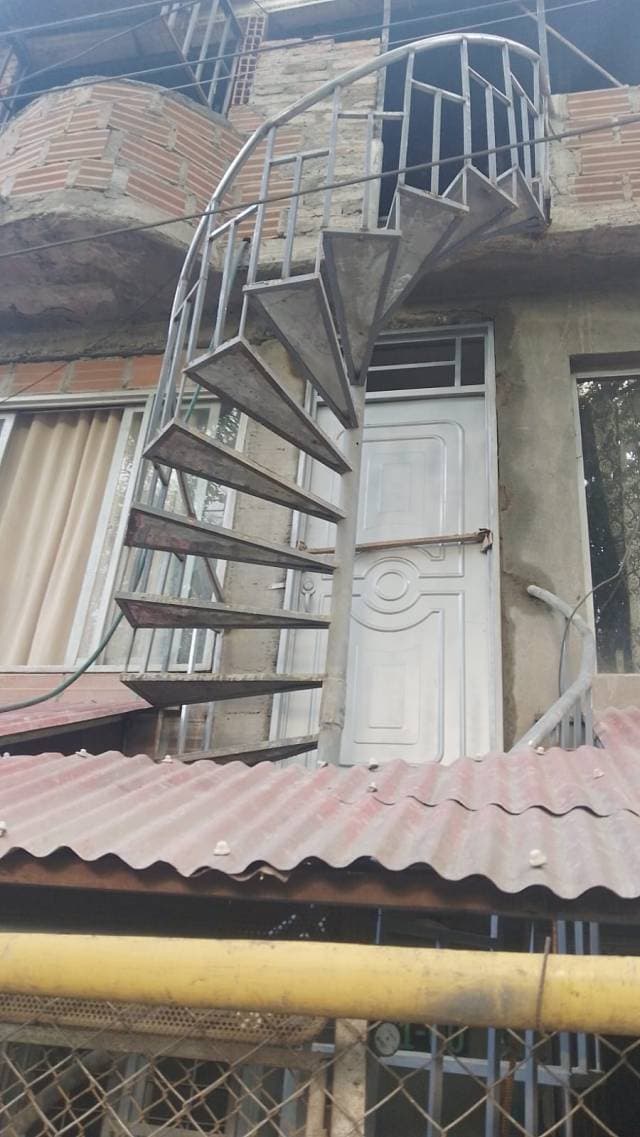 venta de casa familiar de 3 pisos independiente — foto 1