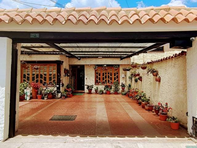 Se vende hermosa y acogedora casa de dos niveles en el Barrio Modelia