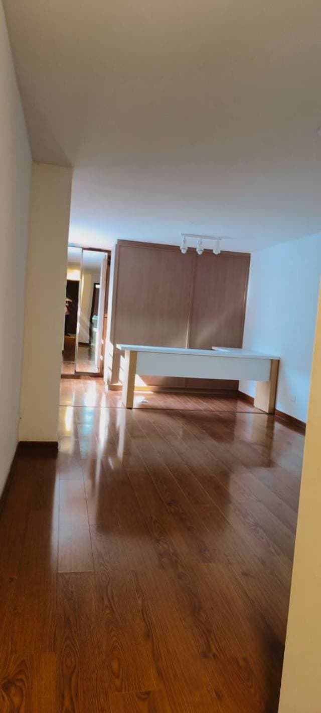 Apto totalmente remodelado en Santa Barbara Central — foto 2