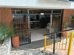 Local comercial en la 65 con Av.Bolivariana