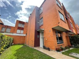 Vendo Casa Esquinera de tres pisos en Quintas de Villa María